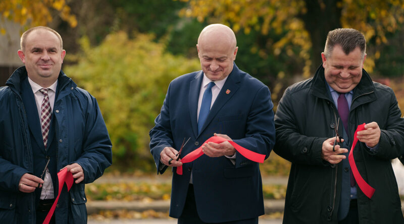 Droga wojewódzka w Piaskach oficjalnie otwarta po remoncie, kolejny odcinek w modernizacji