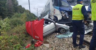 Tragiczny wypadek w gminie Nowodwór. Samochód osobowy wjechał wprost pod nadjeżdżający pociąg