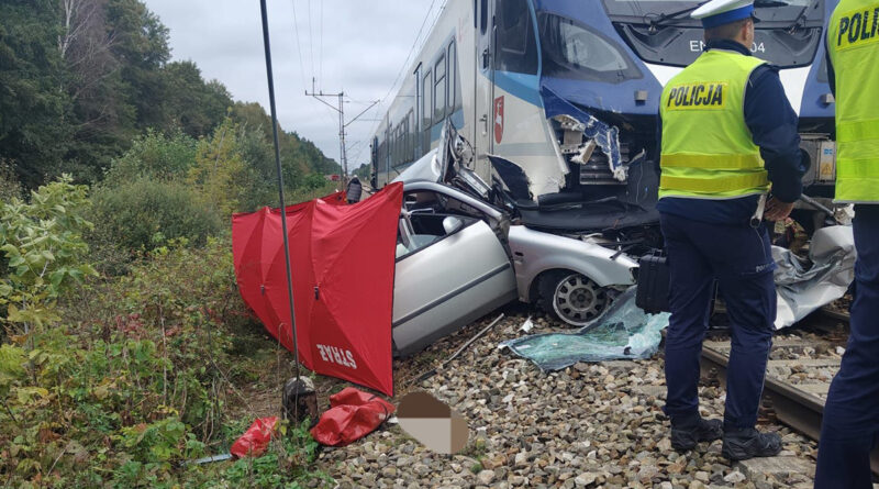 Tragiczny wypadek w gminie Nowodwór. Samochód osobowy wjechał wprost pod nadjeżdżający pociąg