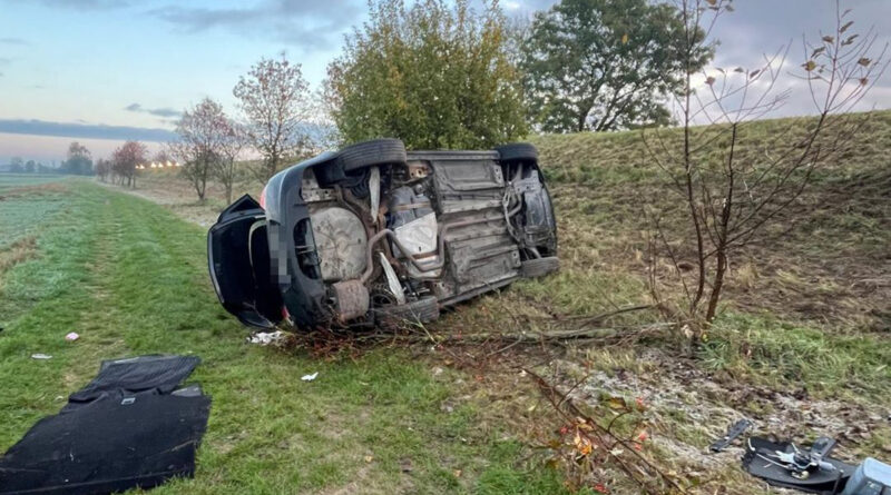 31-latek chciał ominąć sarny, dachował. Trafił do szpitala