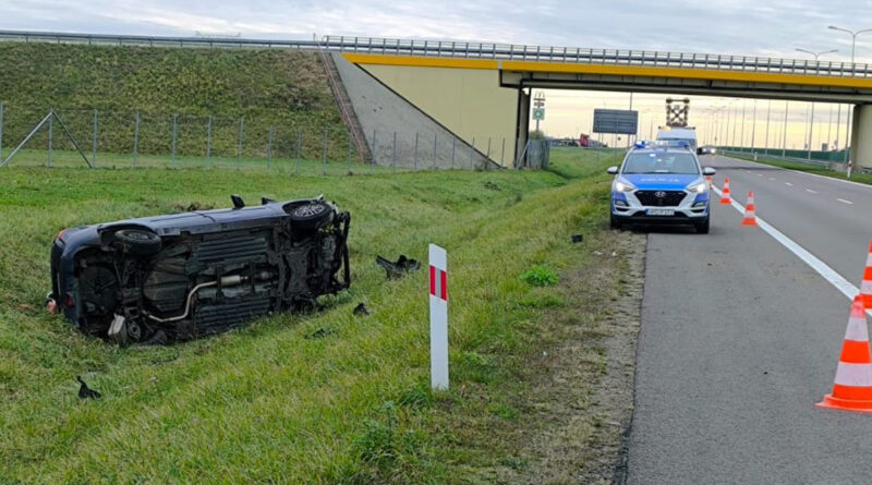 Dachowanie osobówki na S17 w Markuszowie