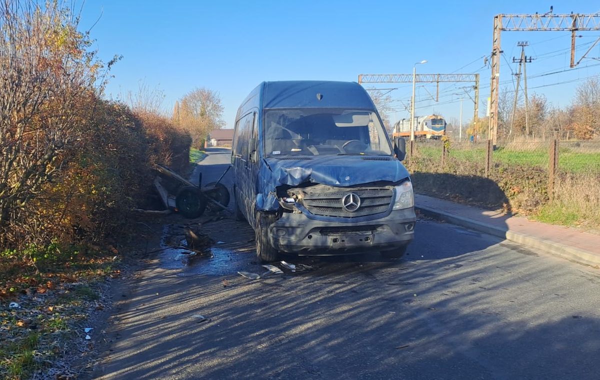 Bus staranował furmankę