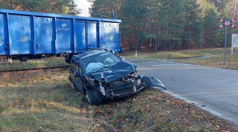 Wypadek w powiecie włodawskim. 60-latka jechała wprost pod nadjeżdżający pociąg