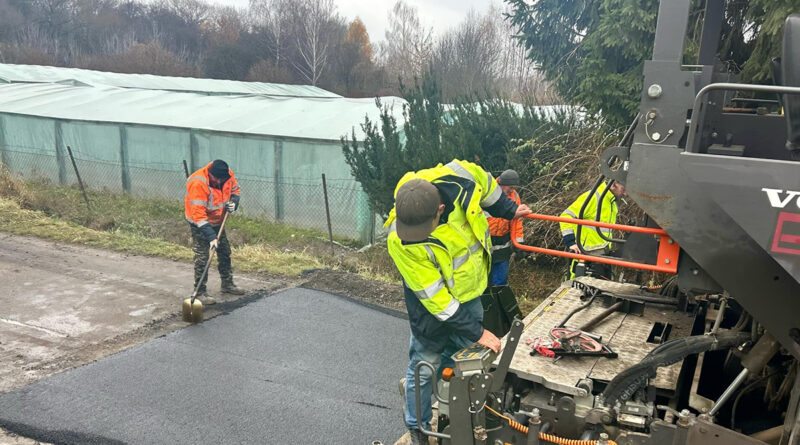 Na ulicach Głównej i Wądolnej leją już asfalt