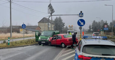 Wypadek z udziałem trzech pojazdów na DK-74 w Jarosławcu