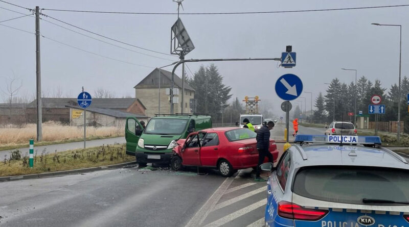 Wypadek z udziałem trzech pojazdów na DK-74 w Jarosławcu