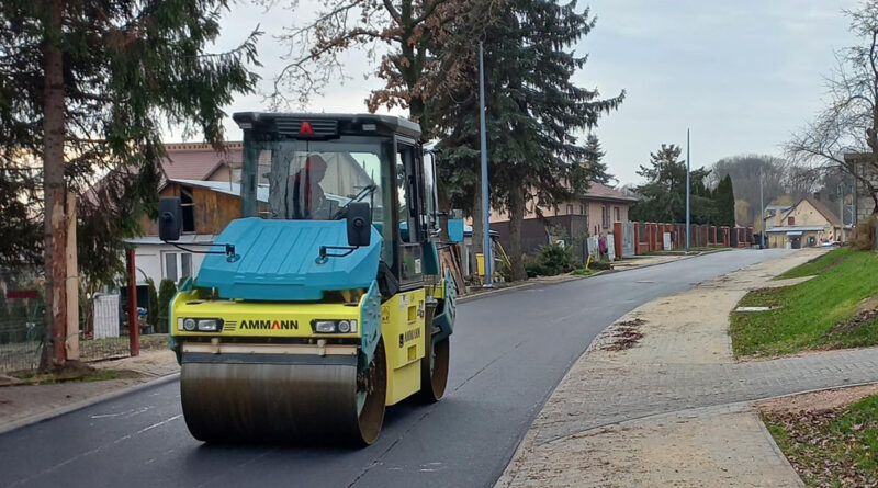 Trwa budowa ul. Sławinek. Drogowcy kładą ostatnie warstwy asfaltu