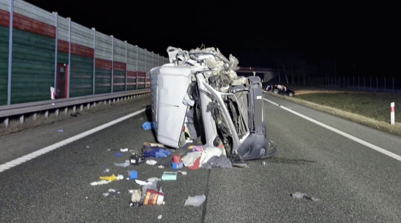 Groźny wypadek w Kajetanowie. Dwie osoby ranne, w tym jedna ciężko