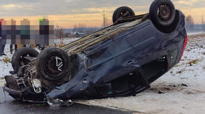 Kocudza Druga. Ford uderzył w przepust i dachował. Trzy osoby w szpitalu