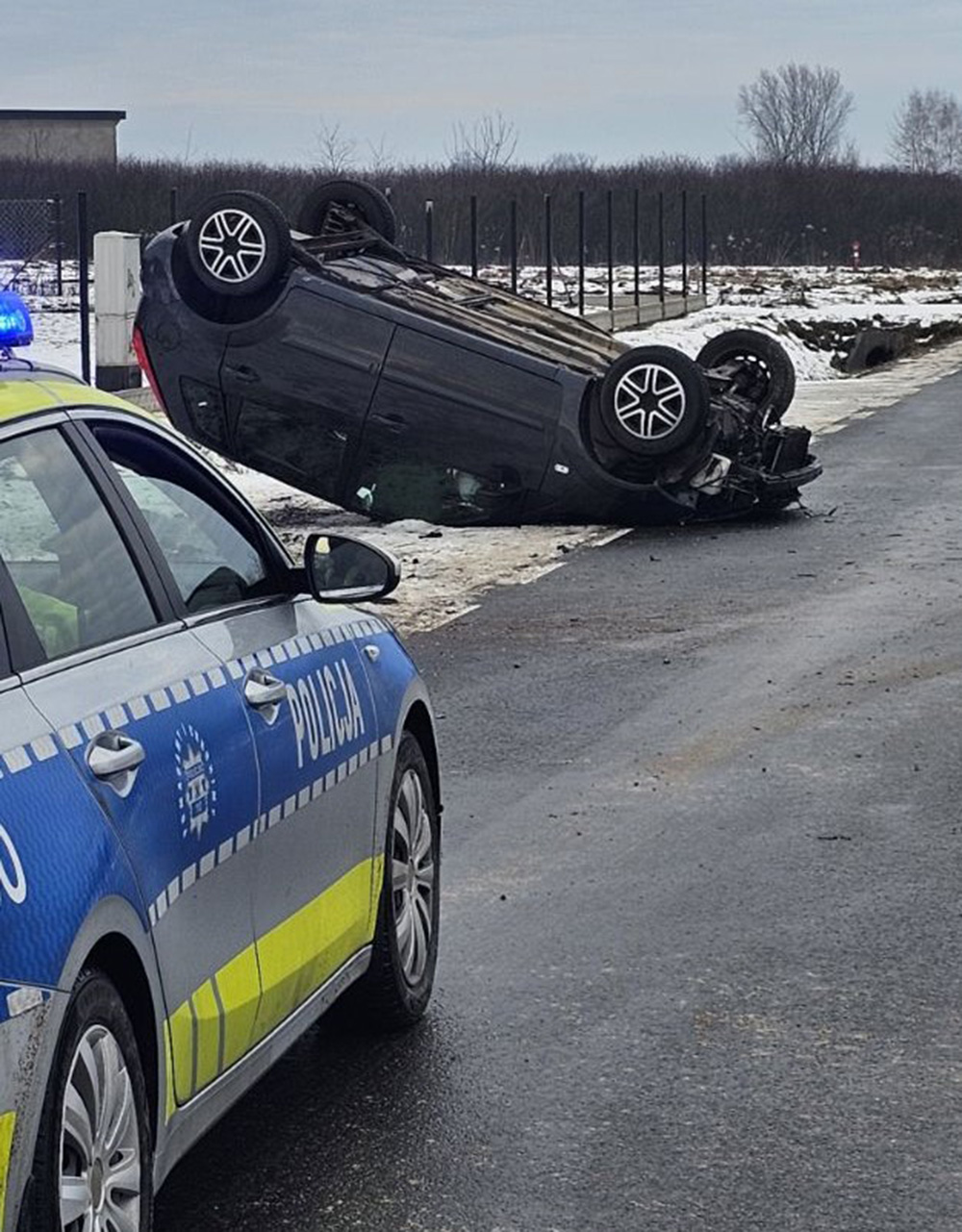  Kocudza Druga. Ford uderzył w przepust i dachował. Trzy osoby w szpitalu