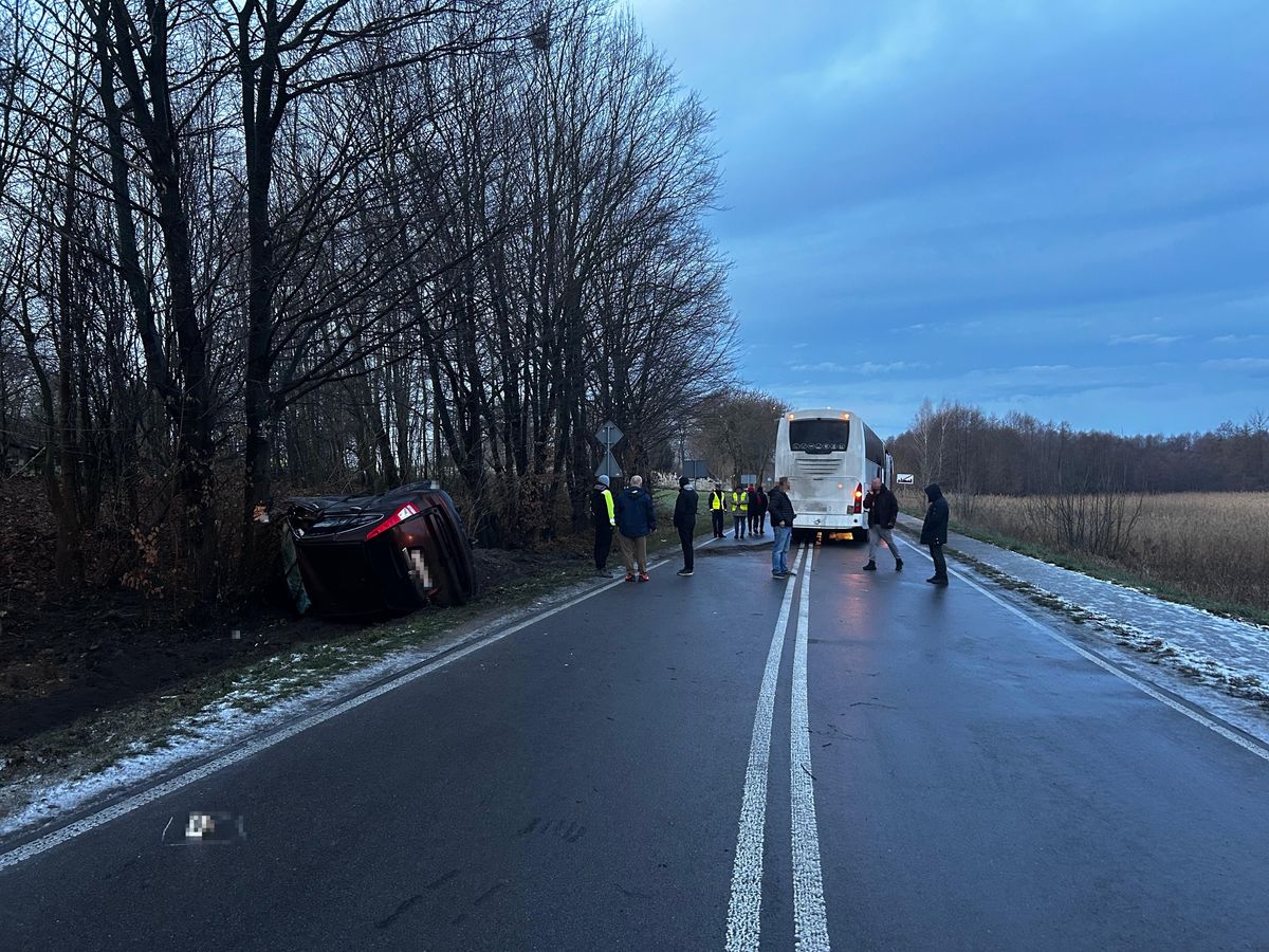 Krupe. Zderzenie autokaru z osobówką