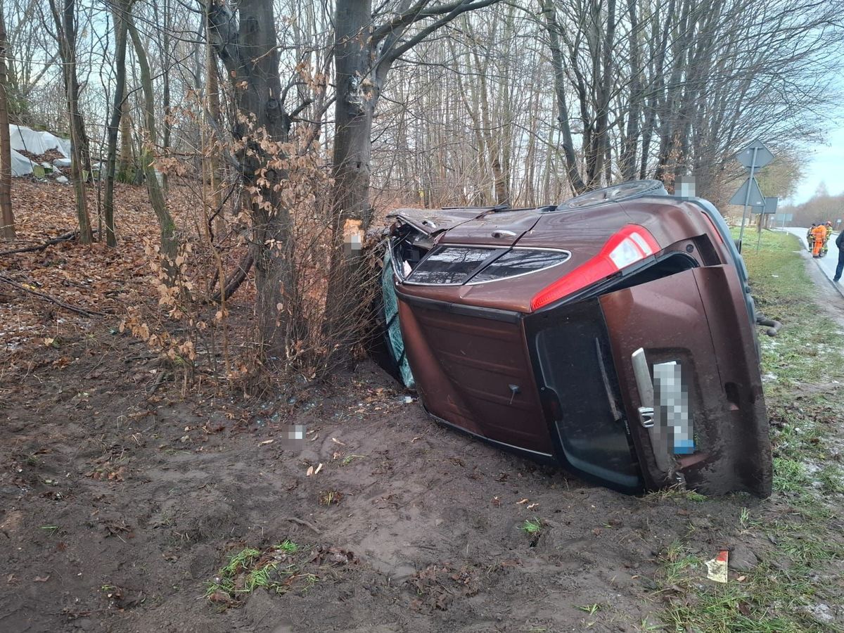 Krupe. Zderzenie autokaru z osobówką