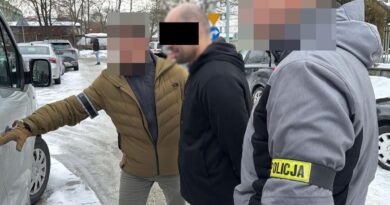 Na koncie mają liczne włamania i kradzież Porsche. W trakcie zatrzymania zaatakowali policjantów z tasakiem