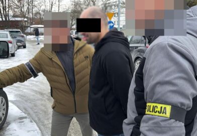 Na koncie mają liczne włamania i kradzież Porsche. W trakcie zatrzymania zaatakowali policjantów tasakiem