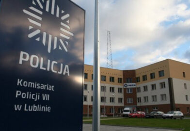 Przewracała się z wózkiem na klatce schodowej. Miała 2 promile