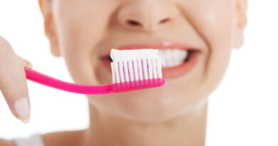 Nadwrażliwość zębów po myciu i jedzeniu – kiedy to sygnał, że warto przyjrzeć się przyczynie?