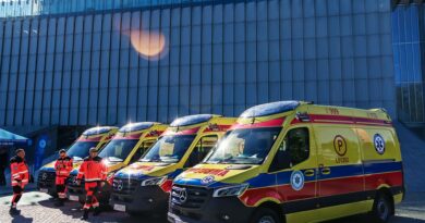 Lubelskie pogotowie odebrało cztery nowe karetki. Wyróżniono też ratowników za akcję na S19