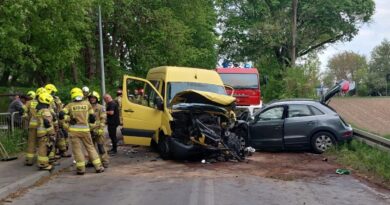 Tragiczne zderzenie busa z osobówką w Konopnicy. 20 osób w szpitalu, jedna osoba nie żyje