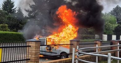 Lubelski policjant uratował mężczyznę z płonącego auta. Kierowca był pijany i miał zakaz prowadzenia