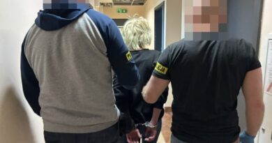 On na zakazie i po alkoholu, ona poszukiwana i z narkotykami. Wpadli podczas drogowej kontroli