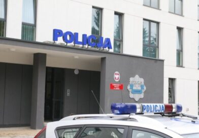 Było o krok od tragedii. Dzieci wychylały się z okna, ojciec spał pijany