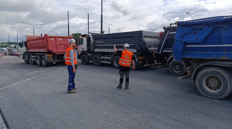 Most na al. Unii Lubelskiej przechodzi ważny test. Na konstrukcję wjechały ciężarówki