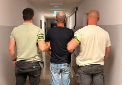 Zwabił 63-latka do bramy i przystawił mu nóż do szyi. Napastnik trafił do aresztu
