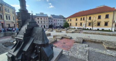 Plac Po Farze zmieni się nie do poznania. Czterech chętnych na przebudowę