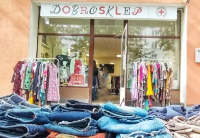 Ubrania z wieszaka za dowolną kwotę? W Lublinie trwa nietypowa akcja PCK