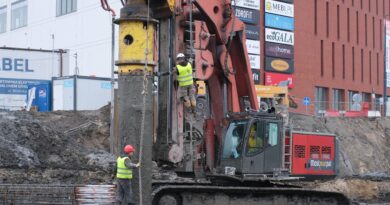 Na al. Unii Lubelskiej budują drugi most. W ziemi staną 132 pale