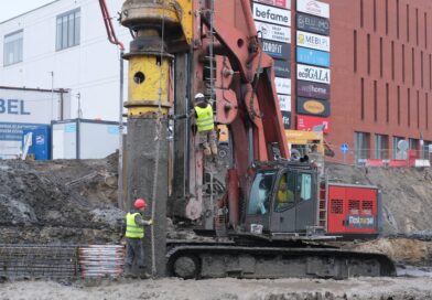 Na al. Unii Lubelskiej budują drugi most. W ziemi staną 132 pale