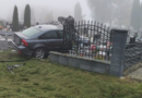 Nie wyrobił na skrzyżowaniu i wjechał w cmentarz. Volvo uszkodziło pięć nagrobków