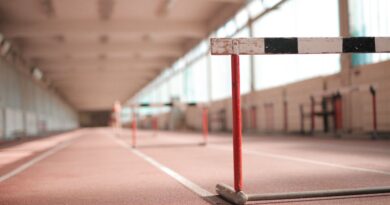 Co jeśli zawodnik w lekkoatletyce przekroczy tor podczas biegu po łuku?
